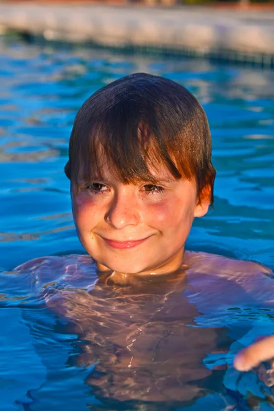 Kind heeft plezier in het buitenzwembad — Stockfoto
