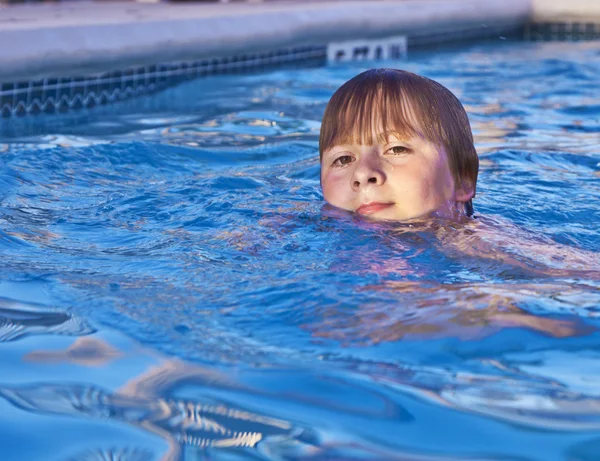 Niño se divierte en la piscina al aire libre — Foto de Stock