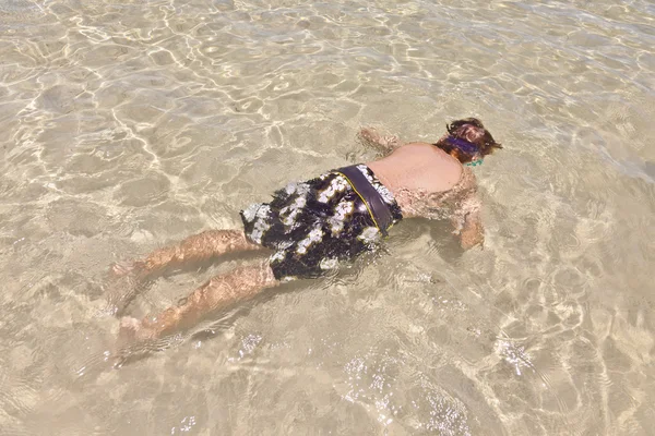 Çocuk okyanusta yüzüyor — Stok fotoğraf