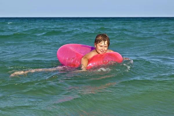 Chłopiec w pierścień pływać ma zabawy w okien — Zdjęcie stockowe