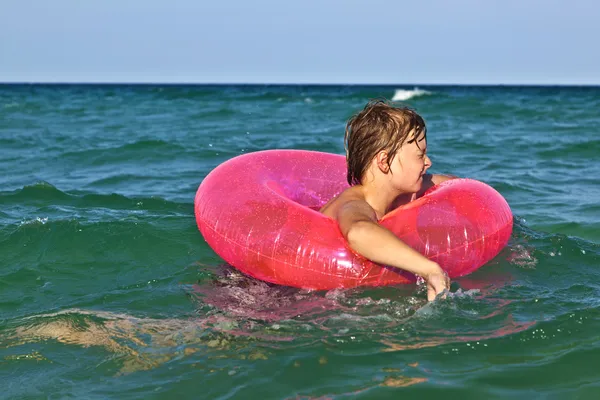 Pojke i en simtur ring har kul i ocea — Stockfoto
