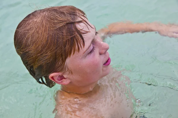 Дитина плаває в океані — стокове фото