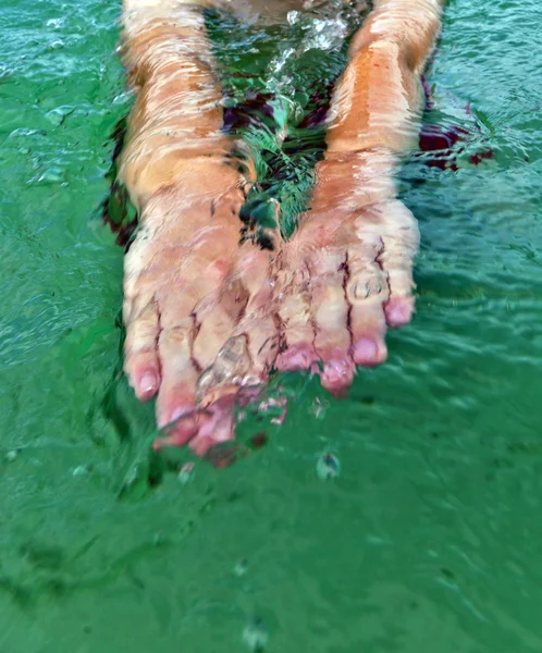 Mãos de adolescente nadando no oceano — Fotografia de Stock