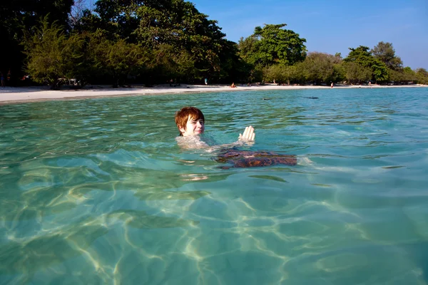 Kızıl saçlı çocuk güzel sıcak net Beach gibi yüzüyor — Stok fotoğraf