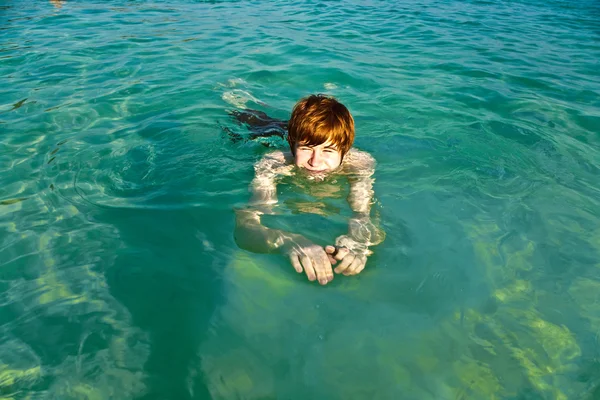 Chico disfruta nadar en el océano —  Fotos de Stock