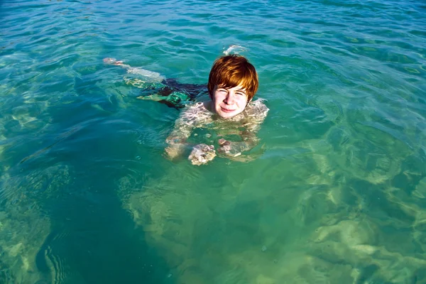 Ragazzo gode di nuotare nell'oceano — Foto Stock