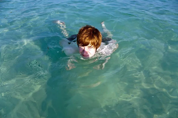 Chlapec má plavání v oceánu — Stock fotografie