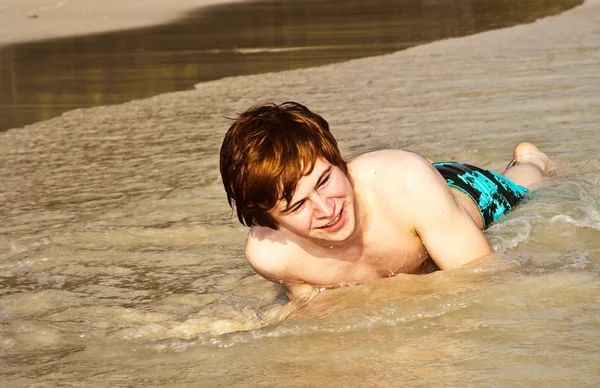 Heureux garçon aux cheveux roux profite de la belle plage — Photo