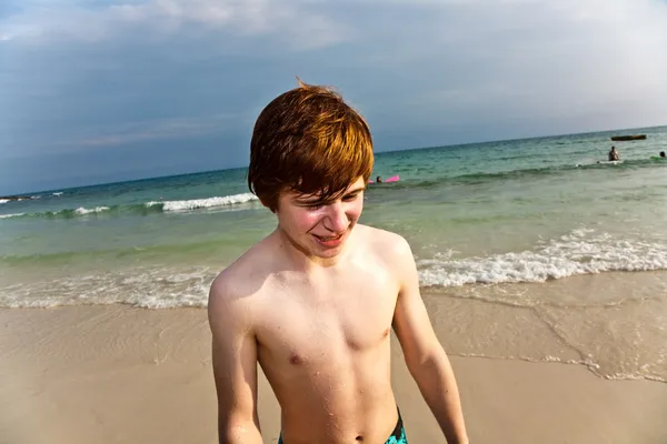 Ευτυχισμένο αγόρι με κόκκινα μαλλιά απολαμβάνοντας την όμορφη παραλία — Φωτογραφία Αρχείου