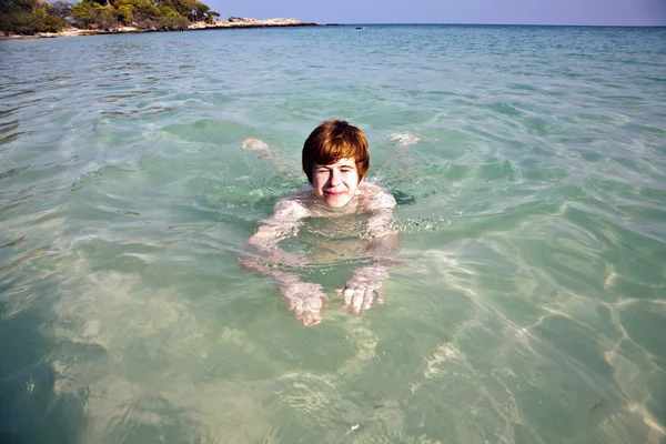 Güzel açık okyanusta yüzmek çocuk — Stok fotoğraf