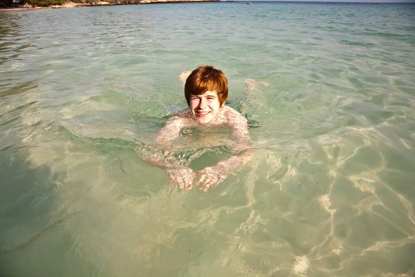 Niño nadando en el hermoso océano claro — Foto de Stock