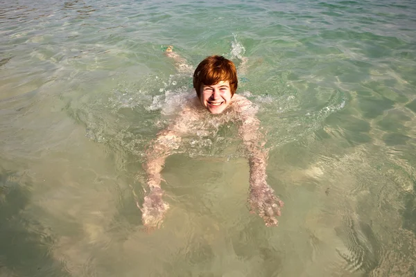 美しい透明な海で泳いでいる少年 — ストック写真