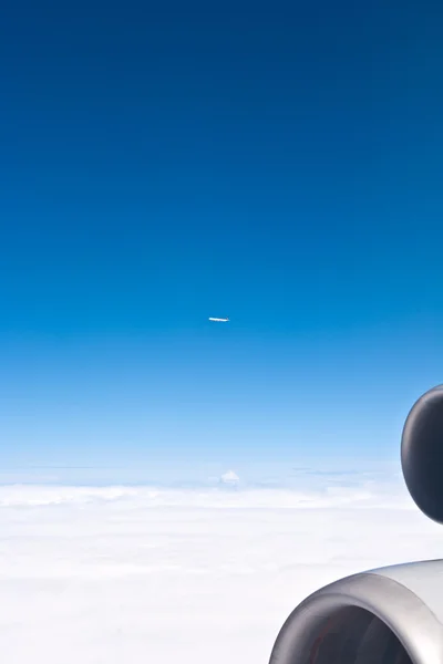 Repülőgép repül át a felhőkön — Stock Fotó