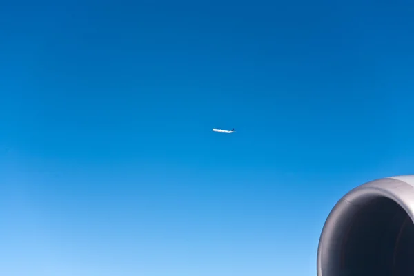 Aeronaves voando sobre as nuvens — Fotografia de Stock