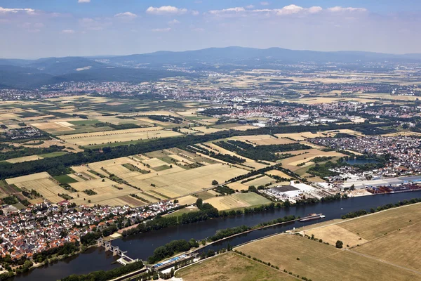 Vieille ville d'Eddersheim sur la rivière Main en Allemagne avec le watergate — Photo