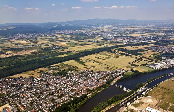 Staré město eddersheim na řece hlavní v Německu s watergate — Stock fotografie
