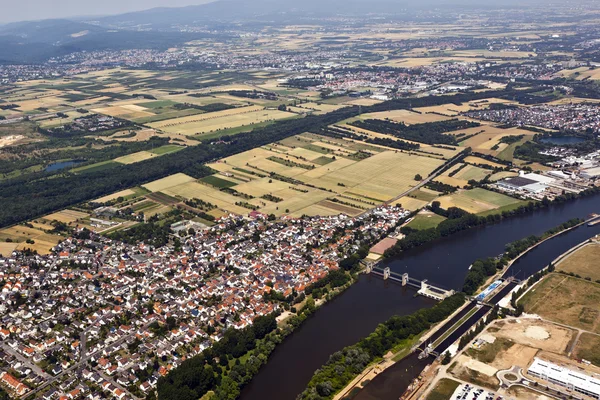 Gamla stan i eddersheim på floden main i Tyskland med watergate — Stockfoto