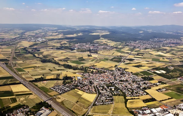 Gamla stan i eddersheim på floden main i Tyskland med watergate — Stockfoto