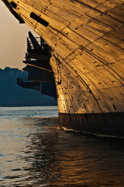Vliegdekschip in zonsondergang — Stockfoto