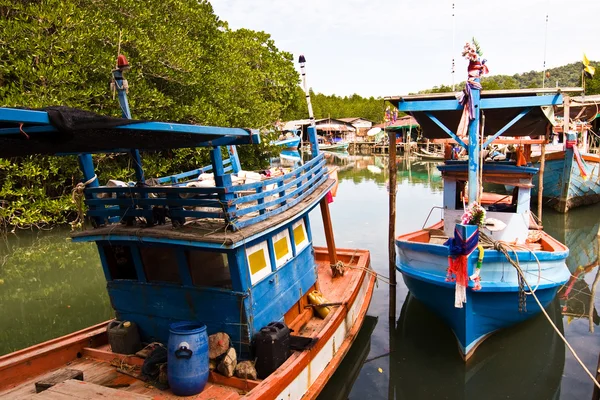 Bunte Fischerboote in einem kleinen Dorf — Stockfoto