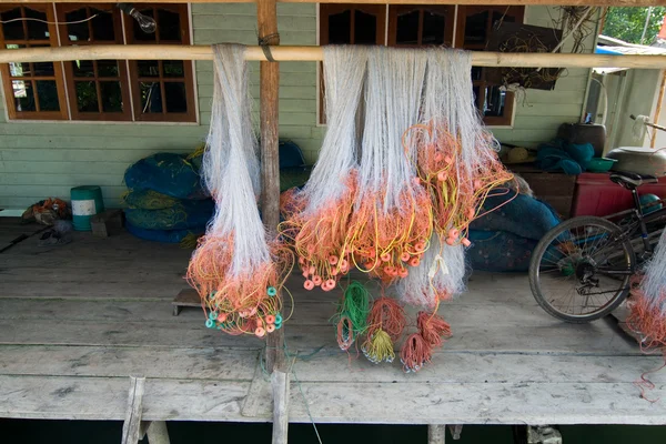 Red de pesca se secará en un pequeño pueblo — Foto de Stock