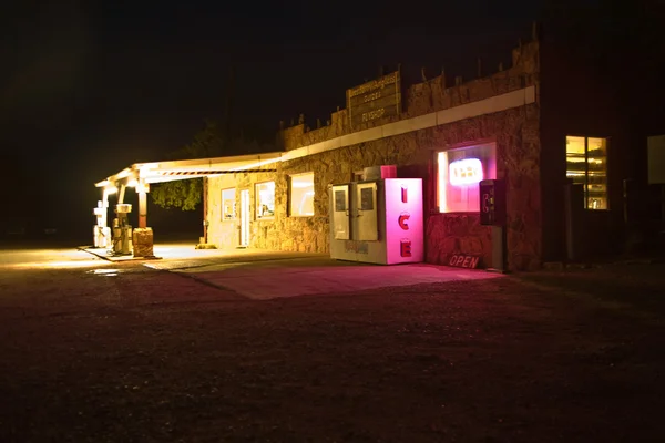 Gasolinera cerca de Cliff Dwellers Lodge y noche — Foto de Stock