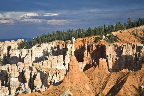 Wunderschöne Landschaft in der Schlucht von Bryce mit herrlichen Steinforma — Stockfoto