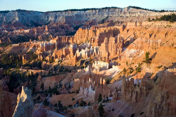 Prachtige landschap in bryce canyon met prachtige stenen forma — Stockfoto