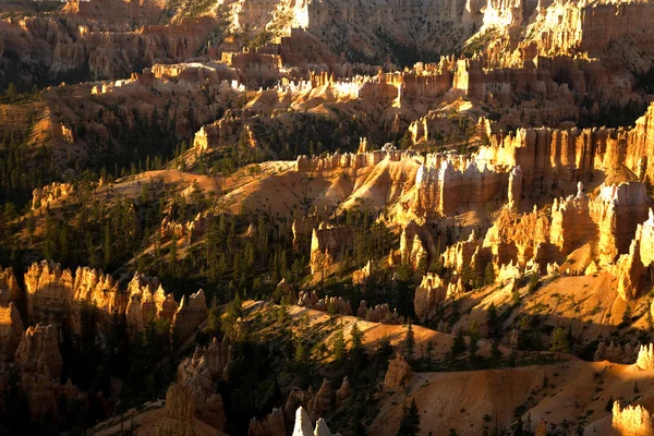 Piękny krajobraz w bryce canyon z wspaniałe kamienne forma — Zdjęcie stockowe