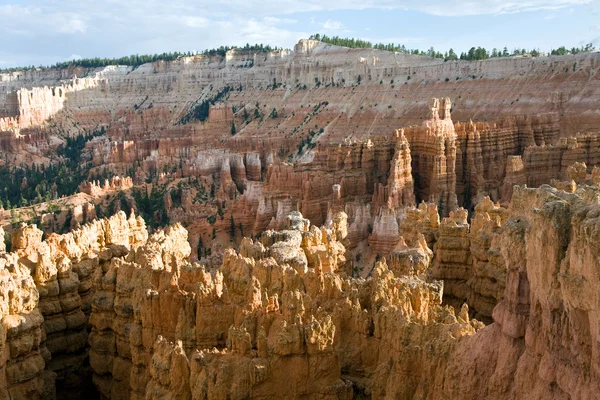 Hermoso paisaje en Bryce Canyon con magnífica forma de piedra — Foto de Stock