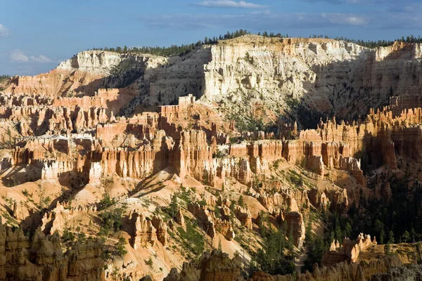 Bela paisagem em Bryce Canyon com forma de pedra magnífica — Fotografia de Stock