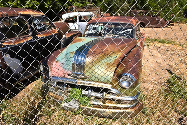 Junk yard con vecchi bei vecchietti — Foto Stock