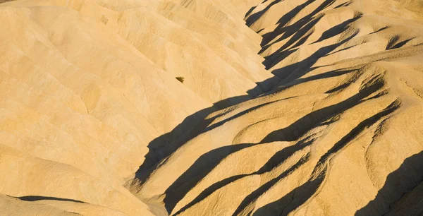 Malerische sanfte Wellen aus buntem Sandstein. Todesfall — Stockfoto