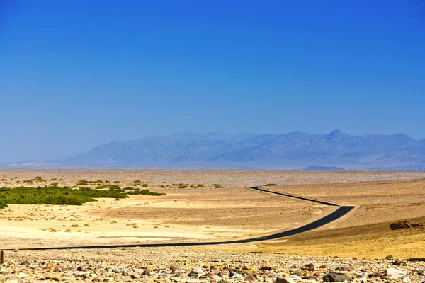 Ajo valtatie 187: llä Kuolemanlaakson suunnassa Badwater — kuvapankkivalokuva