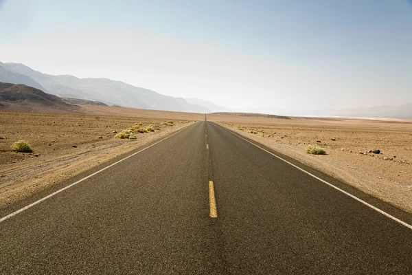 Driving on the Interstate 187 in Death valley direction Badwater — Stock Photo, Image