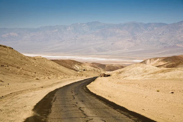 Driving on the Interstate 187 in Death valley direction Badwater — Stock Photo, Image