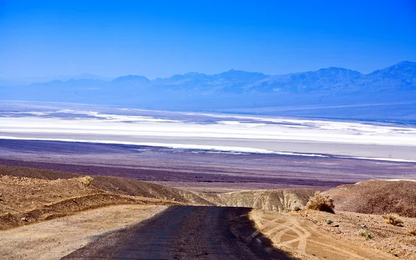 Auf der Bundesstraße 187 in Death Valley Richtung Badwater — Stockfoto