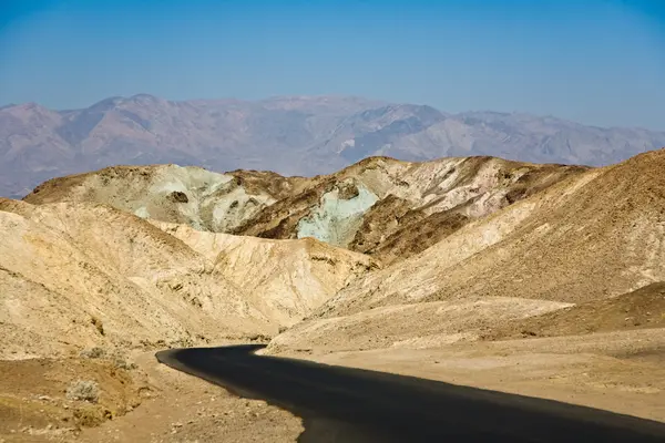 Künstler fahren Straße, Death-Valley-Nationalpark — Stockfoto