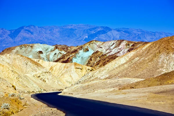 Künstler fahren Straße, Death-Valley-Nationalpark — Stockfoto