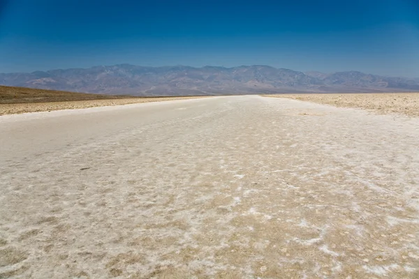 Badwater, diepste punt in de Verenigde Staten, saltsee gemengd met mineralen — Stockfoto