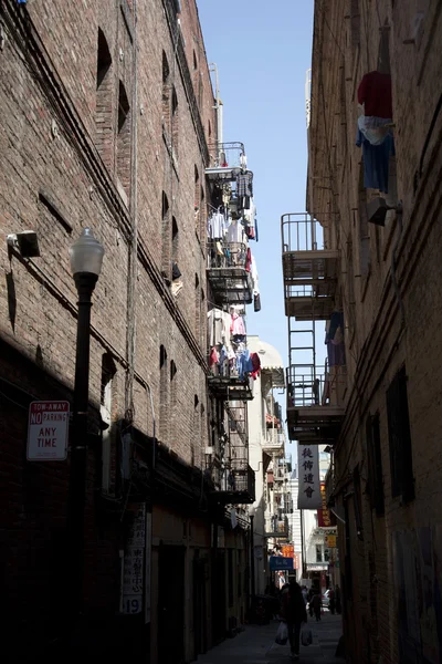 Iron fire escape is used for drying clothes downtown San Franzis — Stock Photo, Image