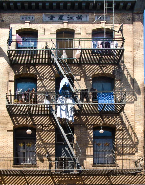 Iron fire escape används för torkning kläder — Stockfoto
