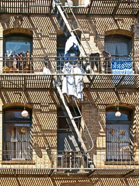 Iron fire escape används för torkning kläder — Stockfoto