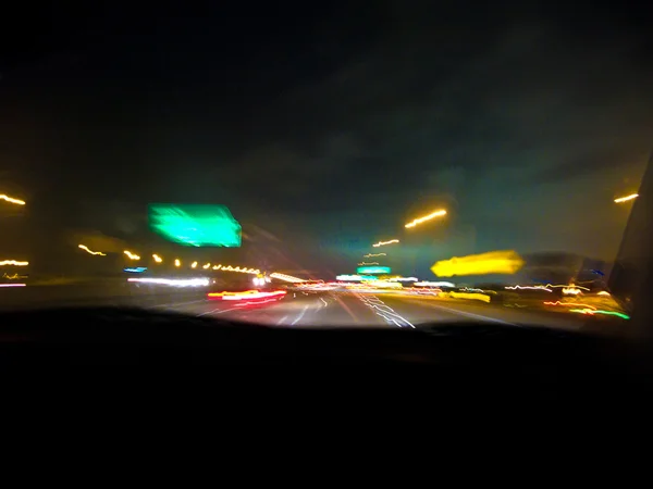 Vista à noite e chuva na janela da frente do carro — Fotografia de Stock