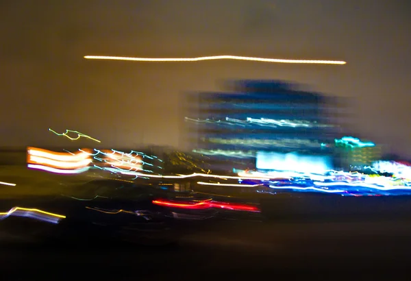 Vista nocturna y lluvia en la ventana delantera del coche —  Fotos de Stock