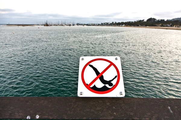 Saltar do cais em Santa Barbara é proibido — Fotografia de Stock