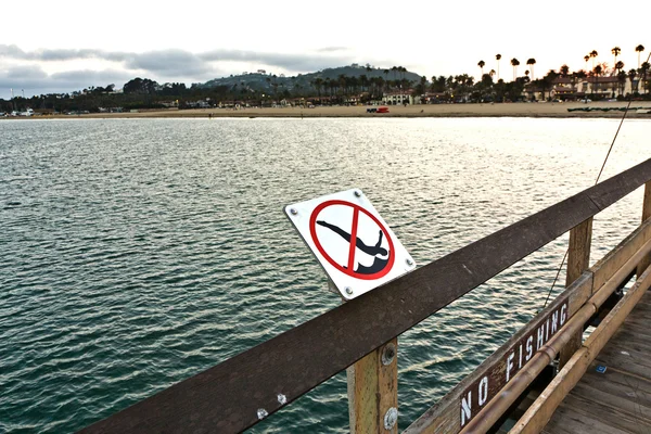 Jumping from pier in Santa Barbara is forbidden — Stock Photo, Image