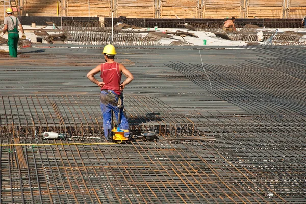 Os trabalhadores estão a fazer o armamento no local de construção para estabilizar — Fotografia de Stock