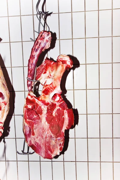 Мясо в холодильнике мясной лавки — стоковое фото