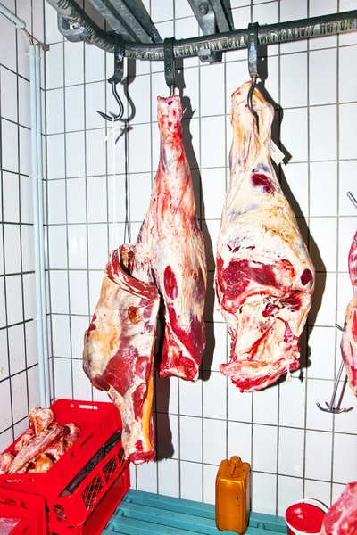 Viande dans un entrepôt frigorifique d'une boucherie — Photo